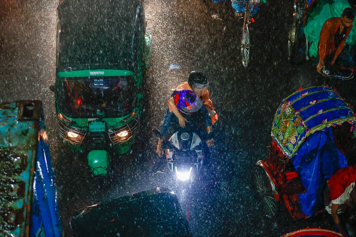 রাজধানীতে শনিবার সন্ধ্যা হতেই নামে ঝুম বৃষ্টি। শাহবাগ, ঢাকা। ১ নভেম্বর