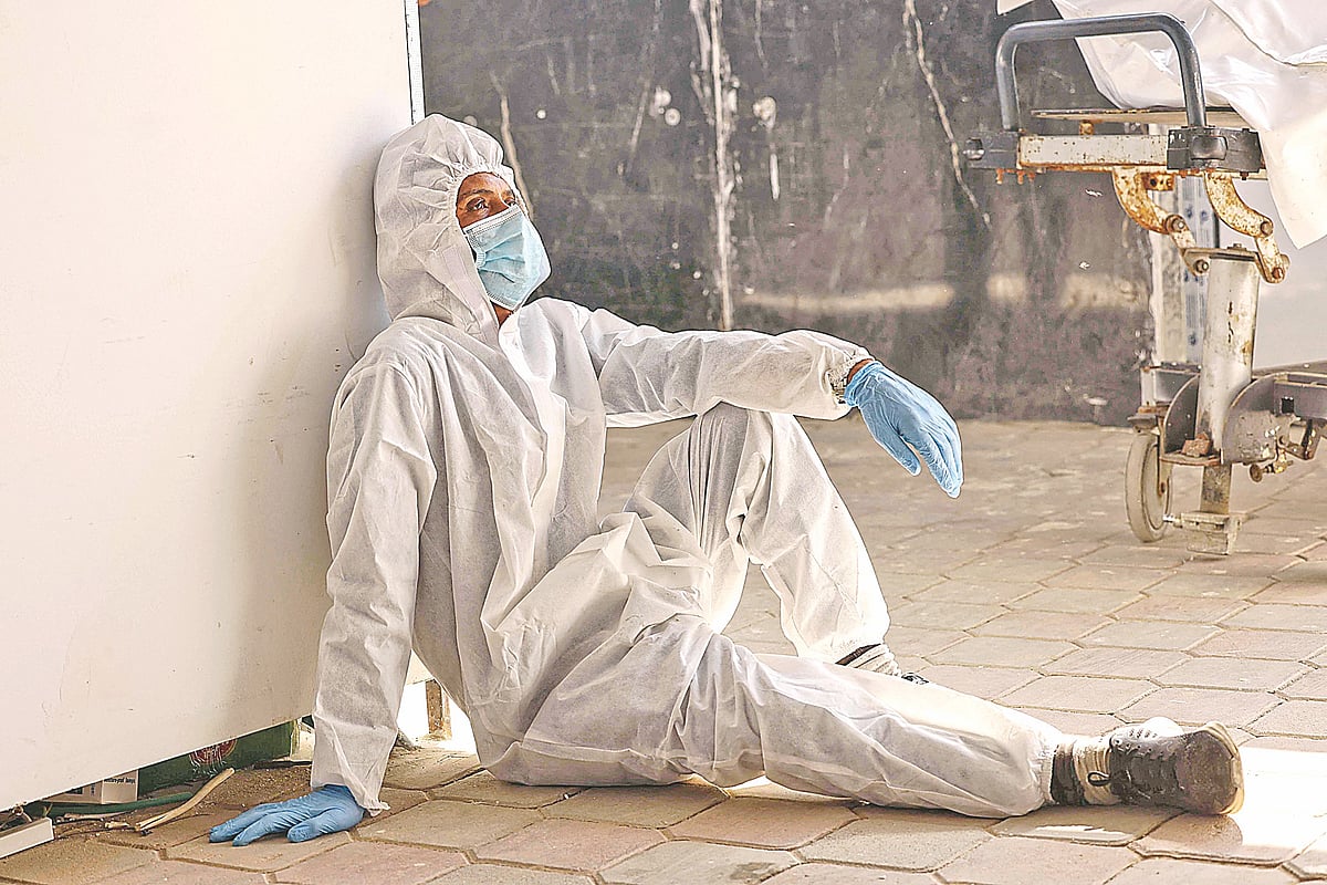 ইসরায়েলের ফেরত পাঠানো ৩০ ফিলিস্তিনির মরদেহের ব্যাগ অ্যাম্বুলেন্স থেকে নামানোর পর মেঝেতে বসে বিশ্রাম নিচ্ছেন ফিলিস্তিনের এক স্বাস্থ্যকর্মী। এসব মরদেহে ভয়াবহ রকম নির্যাতনের চিহ্ন ছিল বলে জানিয়েছেন চিকিৎসকেরা। শুক্রবার দক্ষিণ গাজার খান ইউনিসের নাসের মেডিকেল কমপ্লেক্সে