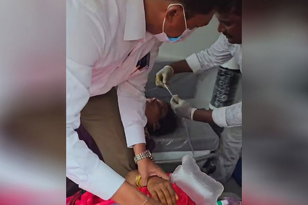 অন্ধ্র প্রদেশের ভেঙ্কটেশ্বর মন্দিরে পদদলনে আহত ব্যক্তিদের চিকিৎসা দেওয়া হচ্ছে। ০১ নভেম্বর, ২০২৫