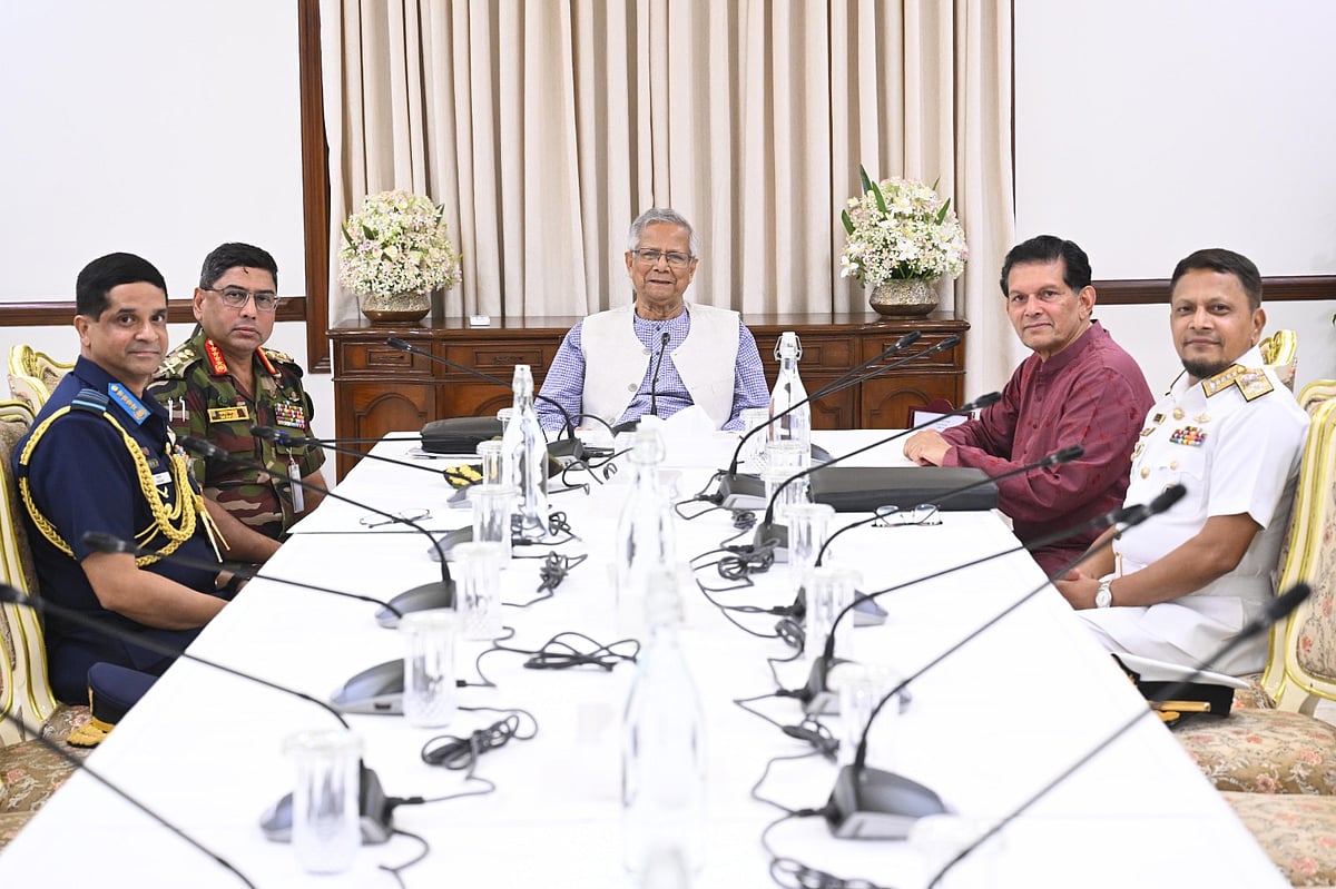 বাঁ থেকে বিমানবাহিনী প্রধান এয়ার চিফ মার্শাল হাসান মাহমুদ খাঁন, সেনাবাহিনী প্রধান জেনারেল ওয়াকার-উজ-জামান, প্রধান উপদেষ্টা অধ্যাপক মুহাম্মদ ইউনূস, জাতীয় নিরাপত্তা উপদেষ্টা খলিলুর রহমান ও নৌবাহিনী প্রধান অ্যাডমিরাল মোহাম্মদ নাজমুল হাসান।,  রাষ্ট্রীয় অতিথি ভবন যমুনা, ঢাকা। ১ নভেম্বর