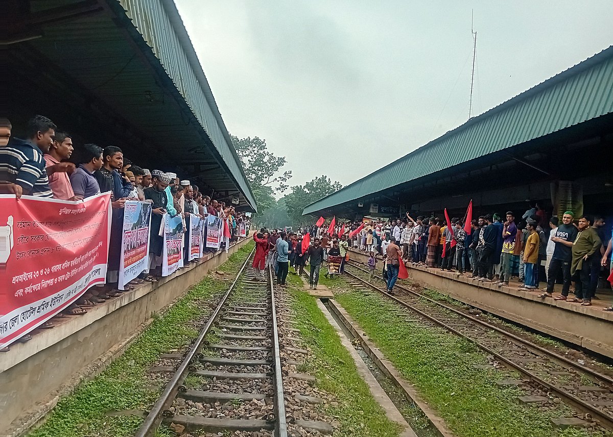 সিলেট-কক্সবাজার ও সিলেট-ঢাকা রেলপথে দুটি নতুন ট্রেন চালুসহ ৮ দফা দাবিতে রেলপথ অবরোধ কর্মসূচি। আজ সকালে কুলাউড়া জংশন স্টেশনে