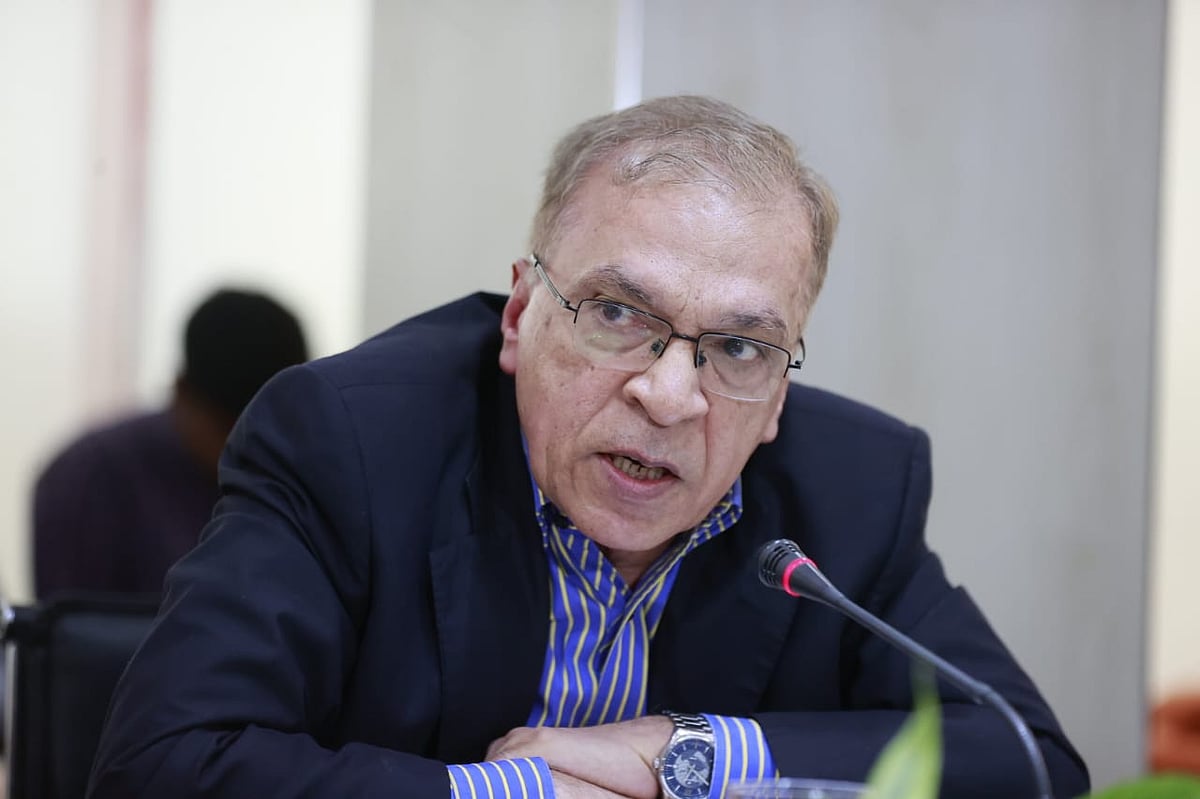 প্রথম আলো–অবসরপ্রাপ্ত পুলিশ অফিসার কল্যাণ সমিতি আয়োজিত  গোলটেবিল বৈঠকে বক্তব্য দিচ্ছেন টিআইবির নির্বাহী পরিচালক ইফতেখারুজ্জামান। আজ শনিবার দুপুরে  কারওয়ান বাজারে প্রথম আলোর কার্যালয়ে এই গোলটেবিল বৈঠক অনুষ্ঠিত হয়