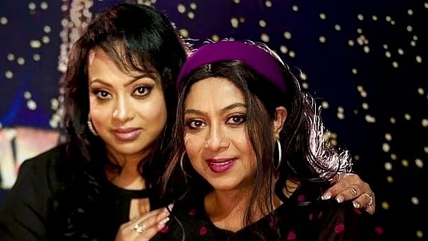 বড় বোন শাবনূরের সঙ্গে সংগীতশিল্পী ঝুমুর। ছবি: শিল্পীর সৌজন্যে
