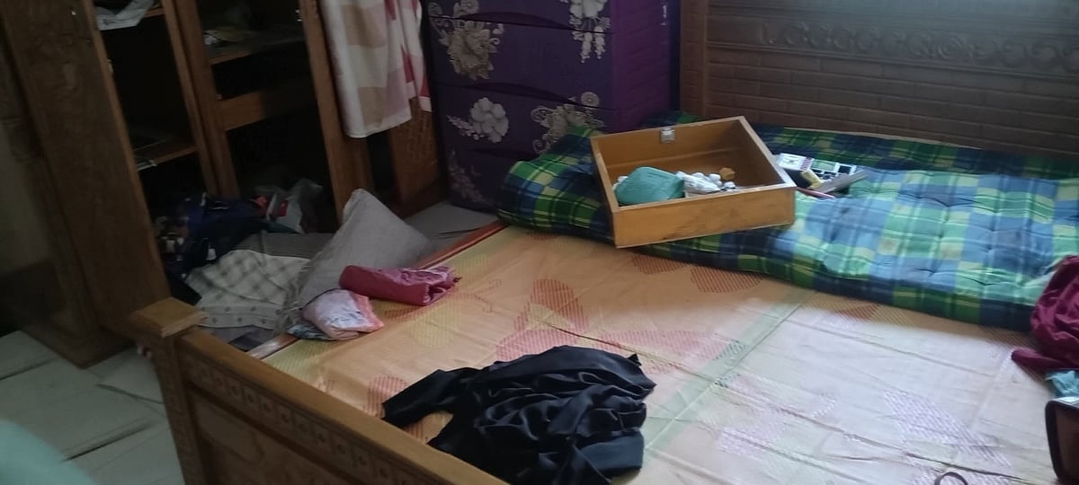 ফেনীর দাগনভূঞায় প্রবাসীর বাড়িতে চুরির পর জিনিসপত্র ছড়িয়ে ছিটিয়ে রেখে গেছে চোরের দল