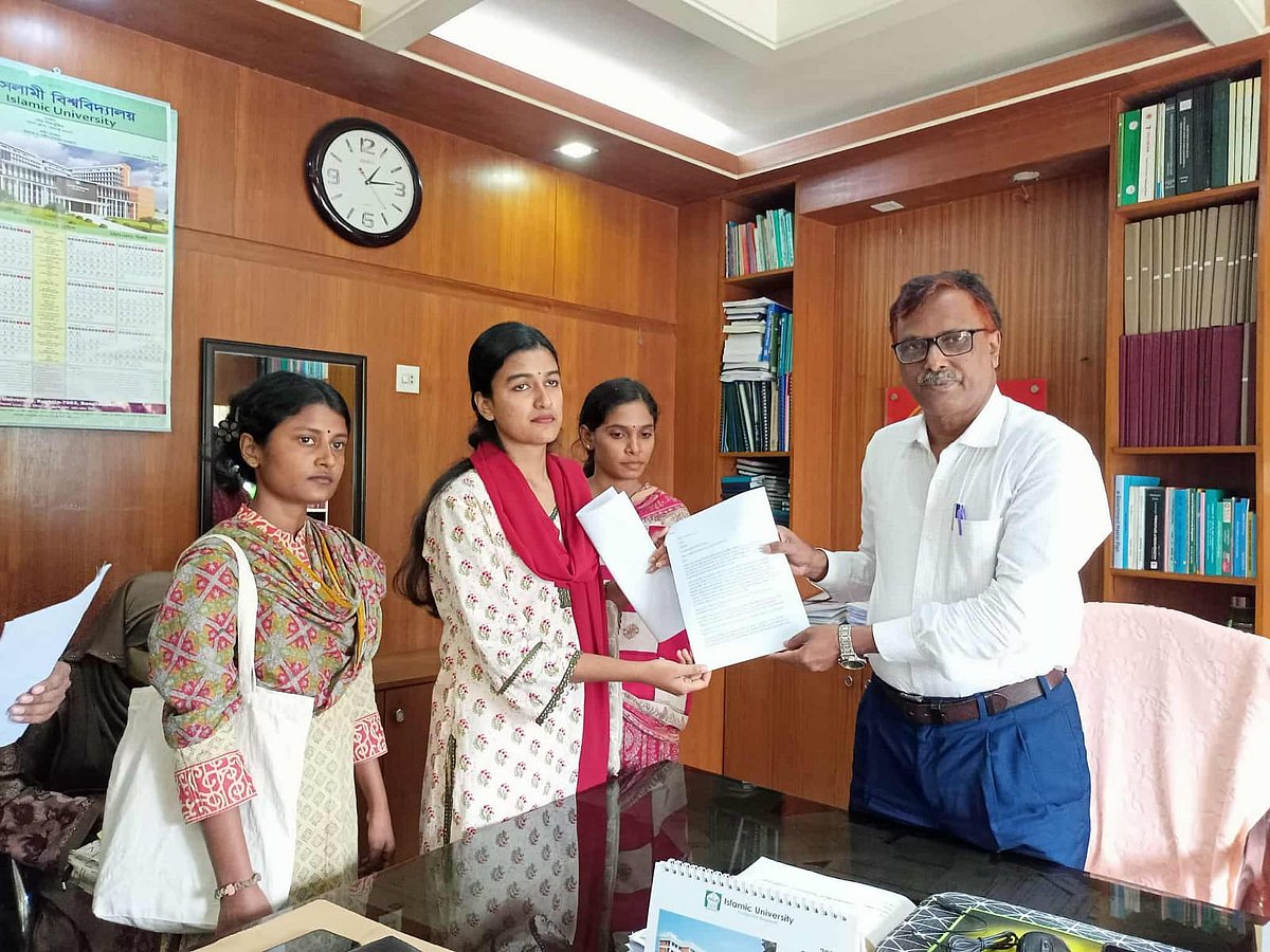 ইসলামী বিশ্ববিদ্যালয়ে ছাত্রীদের পোশাক নিয়ে আপত্তিকর মন্তব্যকারী শিক্ষককে বহিষ্কারের দাবিতে লিখিত অভিযোগ দেন শিক্ষার্থীরা