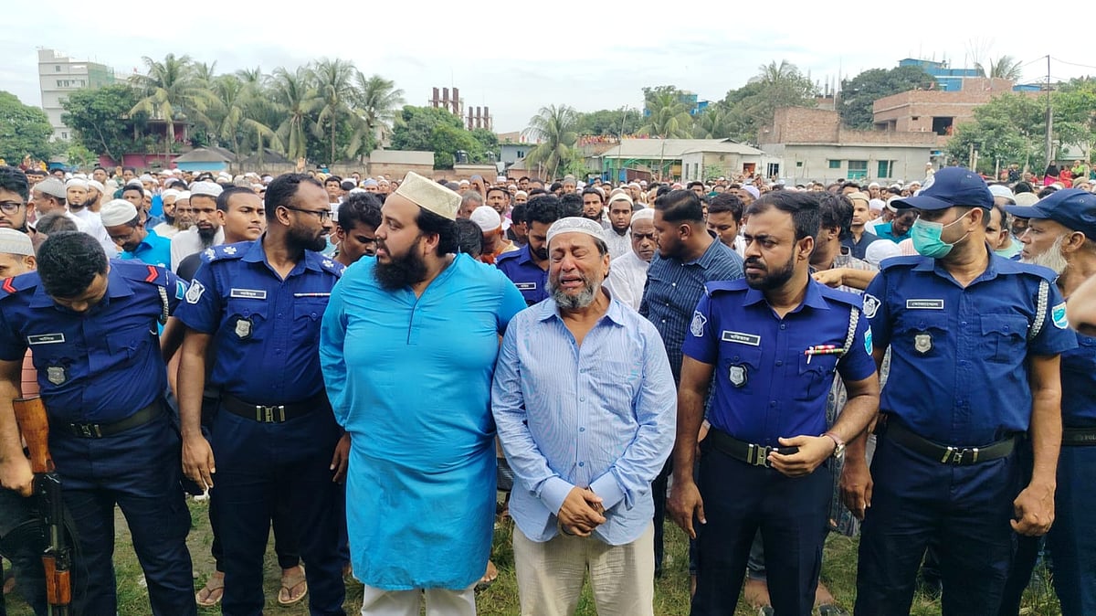 প্যারোলে মুক্তি পেয়ে স্ত্রীর জানাজায় অংশ নেন সিদ্ধিরগঞ্জ থানা যুবলীগের আহ্বায়ক ও সাবেক কাউন্সিলর মতিউর রহমান। শনিবার বিকেলে আইলপাড়া মাদ্রাসা মাঠ