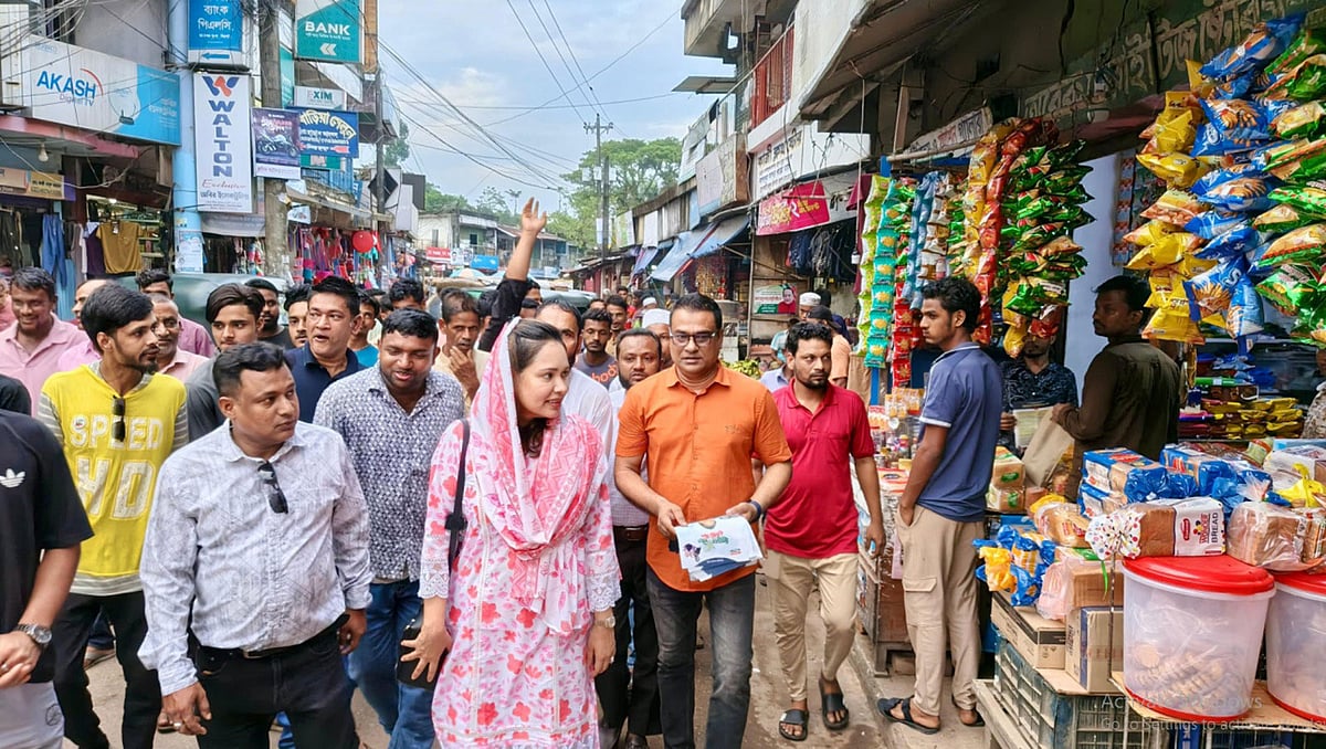 সিলেটের গোলাপগঞ্জে গণসংযোগ ও লিফলেট বিতরণ করেন বিএনপি নেত্রী সৈয়দা আদিবা হোসেন। আজ শনিবার বিকেলে উপজেলার ভাদেশ্বর ইউনিয়নের মুকামবাজারে