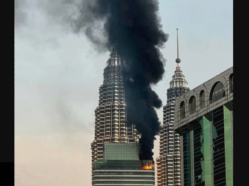 মালয়েশিয়ার রাজধানী কুয়ালালামপুরে পেট্রোনাস টাওয়ার ৩–এ আগুন জ্বলছে