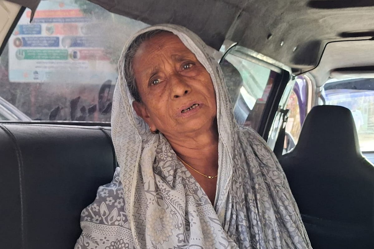 বড় ছেলের হাতে খুন হয়েছেন ছোট ছেলে। শোকে কাতর মা রিজিয়া খাতুন খুন হওয়া ছেলের লাশ নিয়ে ফিরছেন হাসপাতাল থেকে। আজ দুপুরে তোলা