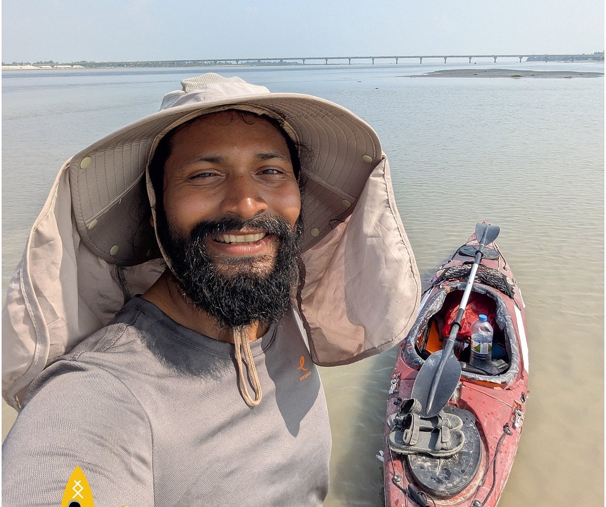 নীলমাফারী থেকে কায়াক চালিয়ে কক্সবাজারে যাচ্ছেন ইনতিয়াজ মাহমুদ