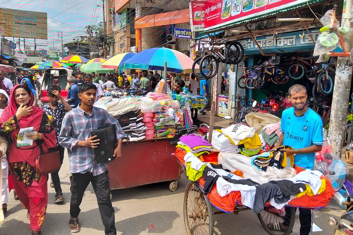 ডাকবাংলা থেকে বড়বাজার পর্যন্ত নগরের প্রধান ব্যবসাকেন্দ্র জুড়ে ফুটপাতের ওপর চলছে অস্থায়ী দোকানপাট। সম্প্রতি তোলা