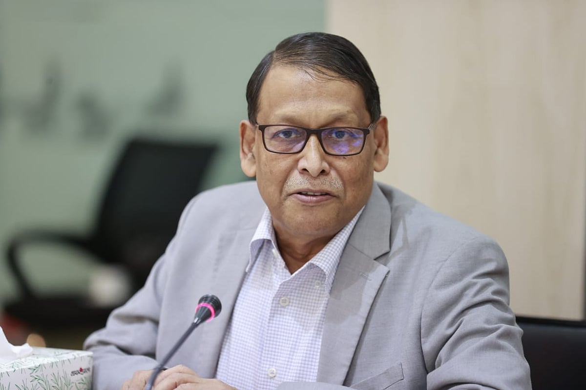 প্রথম আলো ও অবসরপ্রাপ্ত পুলিশ অফিসার কল্যাণ সমিতি আয়োজিত গোলটেবিল বৈঠকে বক্তব্য দিচ্ছেন আইজিপি বাহারুল আলম। আজ শনিবার রাজধানী ঢাকার কারওয়ান বাজারে প্রথম আলো কার্যালয়ে ‘বাংলাদেশ পুলিশের সংস্কার: চ্যালেঞ্জ ও করণীয়’ শীর্ষক গোলটেবিল বৈঠক হয়