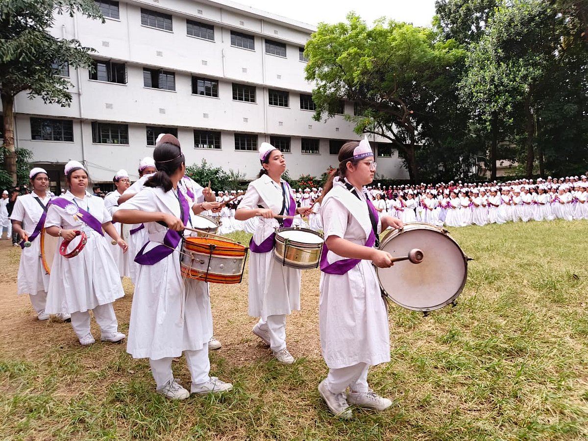 বর্ষপূর্তিতে হলি ক্রস কলেজ মাঠে শিক্ষার্থীদের র‍্যালি