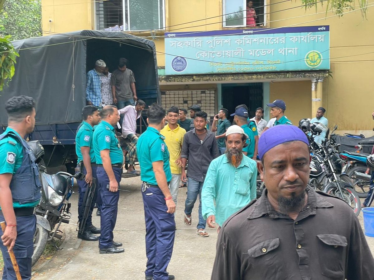 সিলেটে আটক বাসদের ২২ নেতা-কর্মীকে কোতোয়ালি থানায় নেওয়া হয়েছে। শনিবার দুপুরে