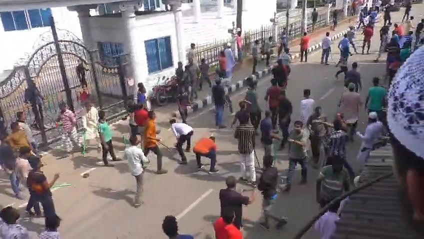 ভোলার নতুন বাজার চত্বরে বিএনপি–বিজেপির সংঘর্ষ। শনিবার দুপুরে