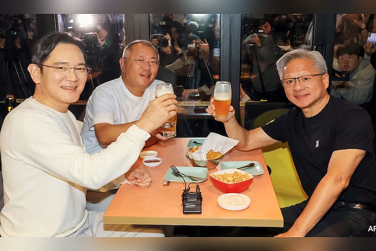 ফ্রাইড চিকেন খাচ্ছেন এনভিডিয়ার সিইও জেনসেন হুয়াং (ডানে), স্যামসাং ইলেকট্রনিকসের চেয়ারম্যান লি জে-ইয়ং (বাঁয়ে) এবং হুন্দাই মোটর গ্রুপের নির্বাহী চেয়ারম্যান চুং উই-সান। সিউলের কানবু চিকেনে