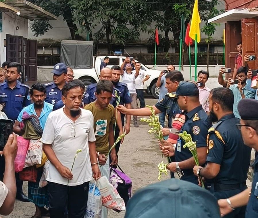 ফেনী কারাগারে বন্দীদের ফুল দিয়ে বরণ করে নেওয়া হচ্ছে