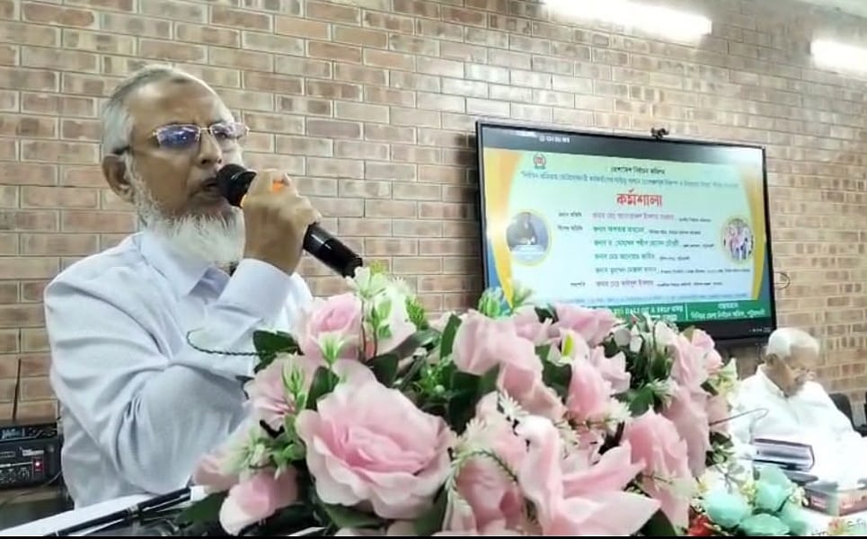 পটুয়াখালীর কুয়াকাটায় একটি কর্মশালায় প্রধান অতিথির বক্তব্য দেন নির্বাচন কমিশনার মো. আনোয়ারুল ইসলাম সরকার। শনিবার সকালে