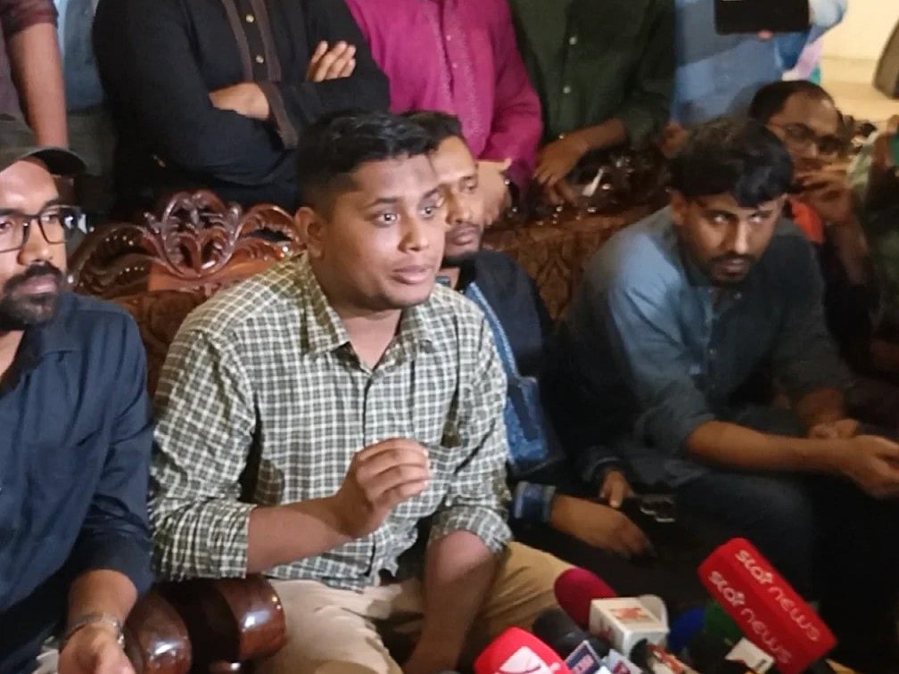 এনসিপির সমন্বয় সভায় দলের দক্ষিণাঞ্চলের মুখ্য সংগঠক হাসনাত আবদুল্লাহ। আজ দুপুরে বরগুনা জেলা শিল্পকলা একাডেমি মিলনায়তনে