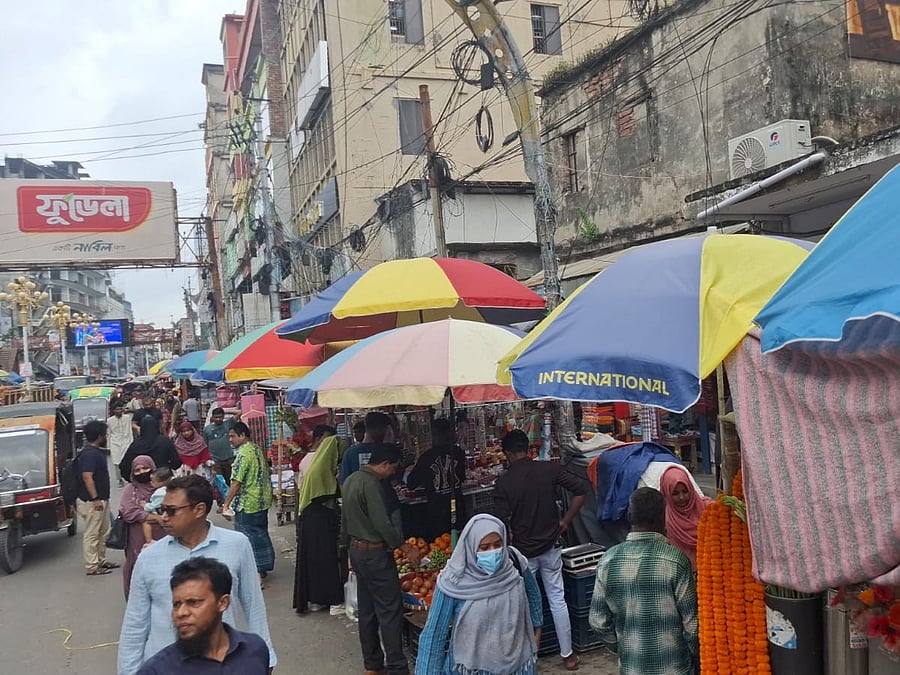 রাজশাহীর ফুটপাত-সড়ক দখলে, টিকতে পারছেন না মূল ব্যবসায়ীরা | প্রথম আলো