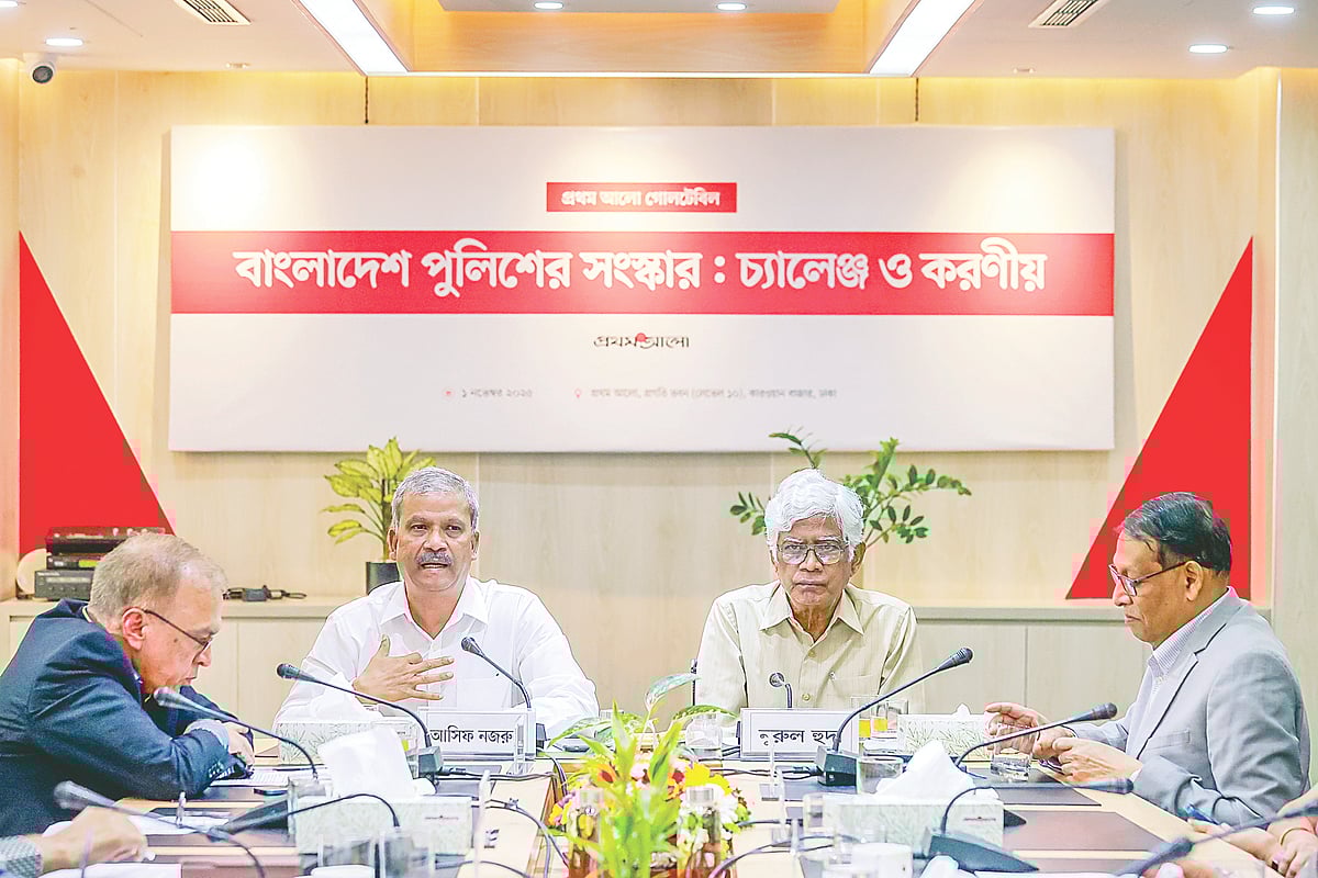 বাংলাদেশ পুলিশের সংস্কার: চ্যালেঞ্জ ও করণীয় শীর্ষক গোলটেবিল বৈঠকে (বাঁ থেকে) টিআইবির নির্বাহী পরিচালক ইফতেখারুজ্জামান, আইন উপদেষ্টা অধ্যাপক আসিফ নজরুল, পুলিশের সাবেক মহাপরিদর্শক মুহাম্মদ নুরুল হুদা এবং পুলিশের মহাপরিদর্শক বাহারুল আলম। গতকাল ঢাকায় প্রথম আলো কার্যালয়ে