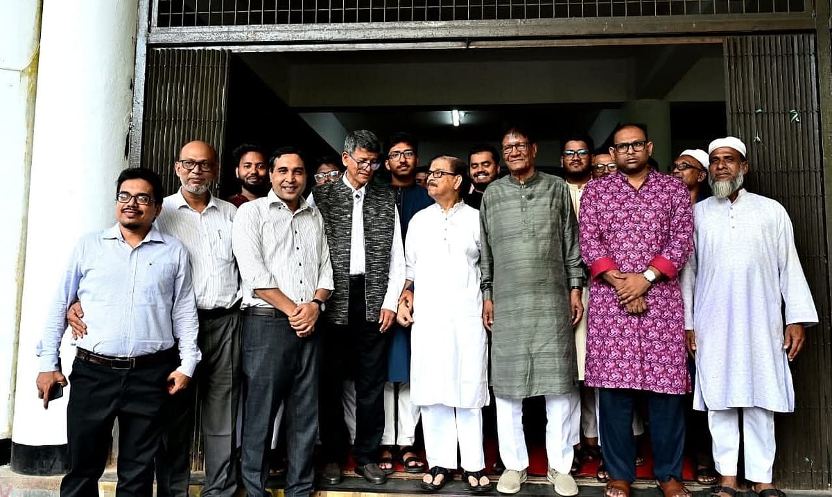 চাকসুর শপথগ্রহণ অনুষ্ঠানে চট্টগ্রাম বিশ্ববিদ্যালয়ে চাকসুর সাবেক নেতৃবৃন্দ