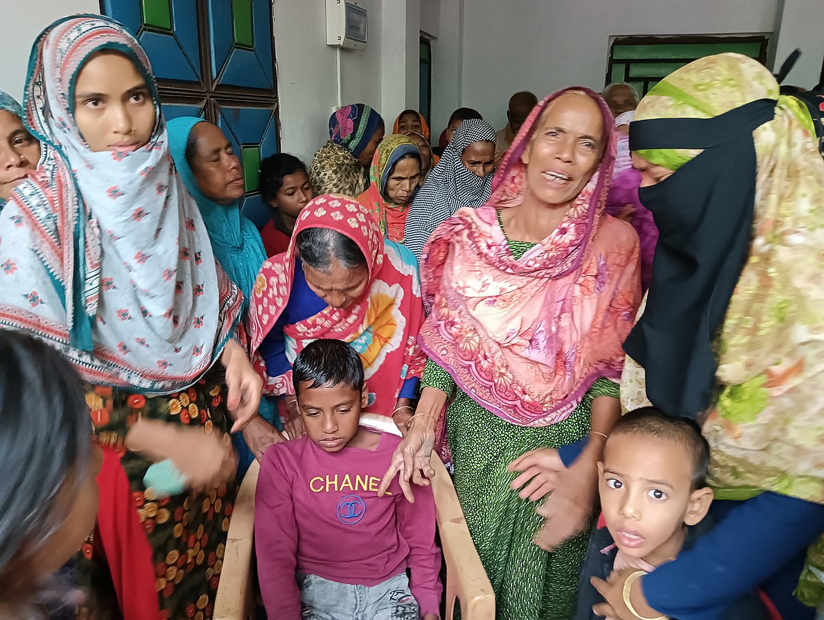 নিহত খালেকুজ্জামানের বাড়িতে স্বজনদের আহাজারি। আজ শনিবার