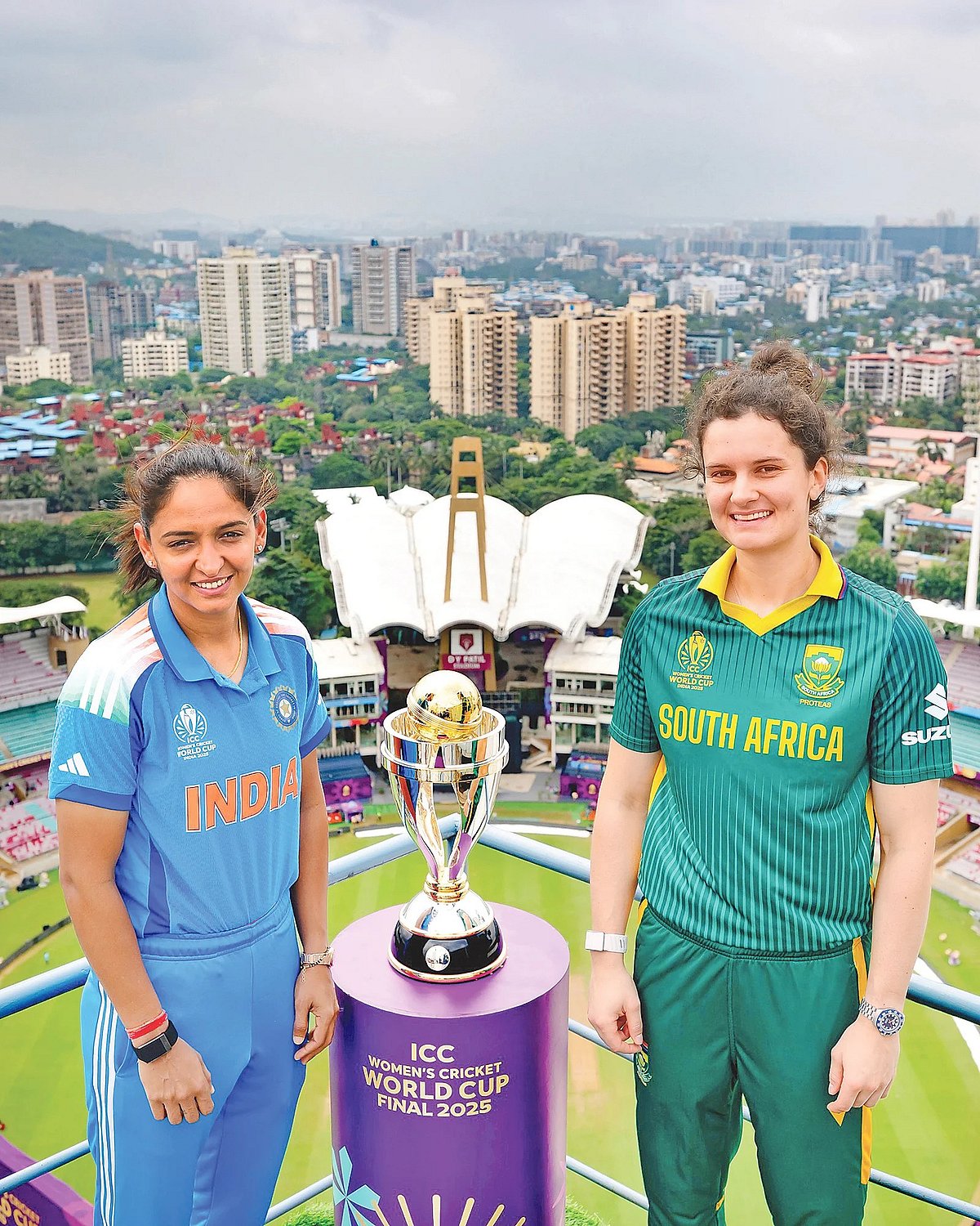 ফাইনালের আগে ফটোসেশনে দুই অধিনায়ক