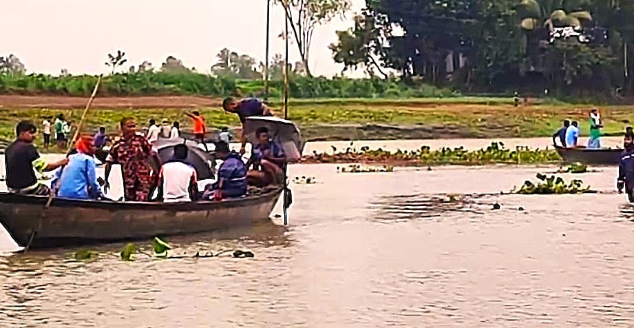 ঝিনাই নদে ডুবে মারা যাওয়া আরেক শিশুর লাশ উদ্ধার করা হয়েছে। এখনো নিখোঁজ একজনকে উদ্ধারে অভিযান চলছে। শনিবার দুপুরে মাদারগঞ্জ উপজেলার সিধুলী ইউনিয়নের চরভাটিয়ানী এলাকায়