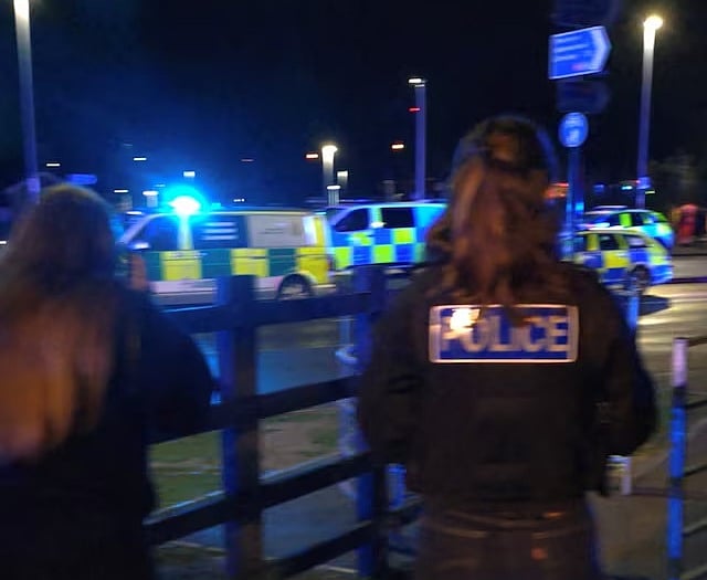 যুক্তরাজ্যের কেমব্রিজ শহরের কাছে গতকাল শনিবার হামলার পর ঘটনাস্থলে পুলিশের সতর্ক অবস্থান