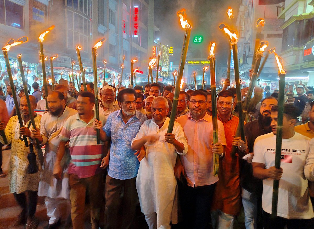 সিলেটের উন্নয়ন বৈষম্যের প্রতিবাদে ‘সিলেট আন্দোলন’–এর ব্যানারে মশালমিছিল অনুষ্ঠিত হয়েছে। গতকাল শনিবার সন্ধ্যায় দরগাহ গেট এলাকায়