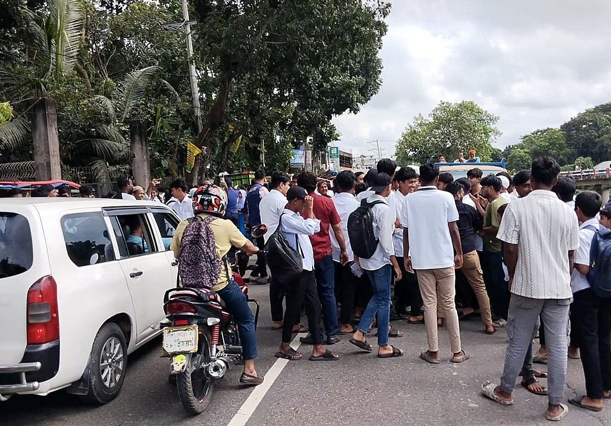জয়মন্টপ উচ্চবিদ্যালয়ের শিক্ষককে মারধরের প্রতিবাদে মানিকগঞ্জ-হেমায়েতপুর আঞ্চলিক মহাসড়ক অবরোধ করেন শিক্ষার্থীরা। আজ রোববার দুপুরে মানিকগঞ্জের সিঙ্গাইর উপজেলার জয়মন্টপ এলাকায়