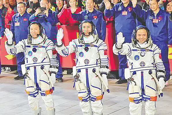 মহাকাশযানে ওঠার আগে তিন নভোচারী ঝ্যাং হংঝ্যাং, উ ফেই ও ঝ্যাং লু