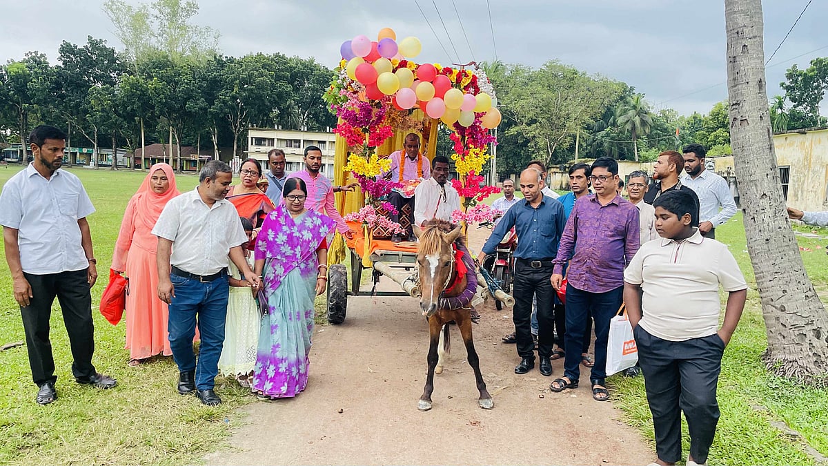 নাটোরের বাগাতিপাড়া উপজেলার বাগাতিপাড়া সরকারি পাইলট উচ্চ বিদ্যালয়ের শিক্ষক দিলীপ কুমার সরকারকে সুসজ্জিত টমটম গাড়িতে করে বিদায় জানানো হয়। রোববার সকালে স্কুল প্রাঙ্গণে
