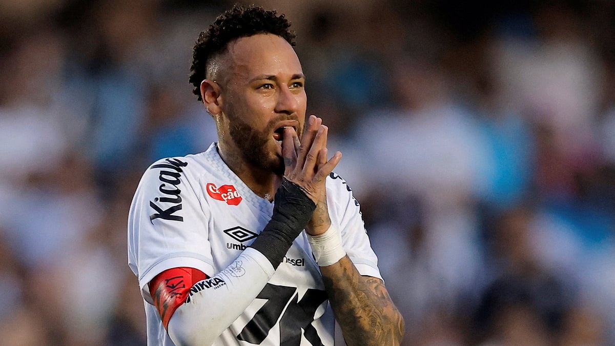 মাঠে নেমে আলো ছড়িয়েছেন নেইমার