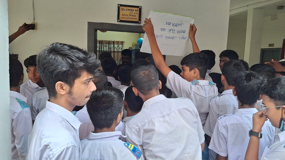 প্রধান শিক্ষকের পদত্যাগের দাবিতে শিক্ষার্থীদের বিক্ষোভ। আজ রোববার বেলা ১১টার দিকে রাজশাহী মুসলিম উচ্চবিদ্যালয়ে