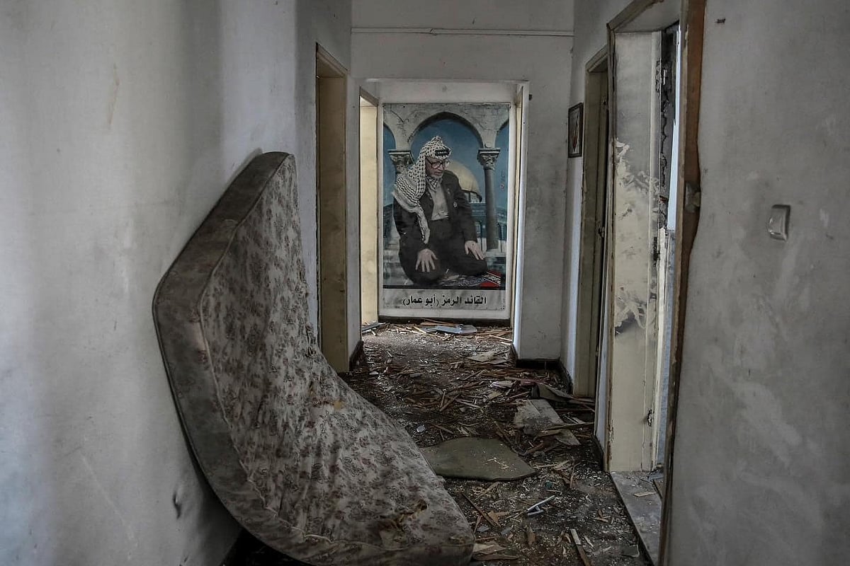 ইসরায়েলের সেনাদের হামলায় বিধ্বস্ত নিজের বাড়িতে ফিলিস্তিনের প্রয়াত নেতা ইয়াসির আরাফাতের প্রতিকৃতি। বাড়িটি পরে জাদুঘরে রূপান্তর করা হয়। গাজা উপত্যকার গাজা নগরীতে, ২২ ফেব্রুয়ারি ২০২৪