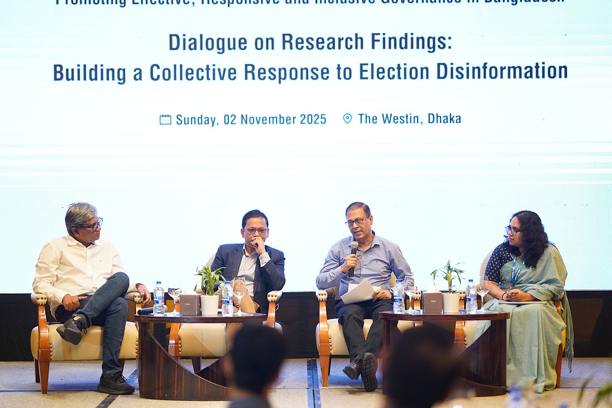 ডিজিটালি রাইটের প্রতিবেদন প্রকাশ অনুষ্ঠানে অতিথিরা। আজ রোববার রাজধানীর একটি হোটেলে