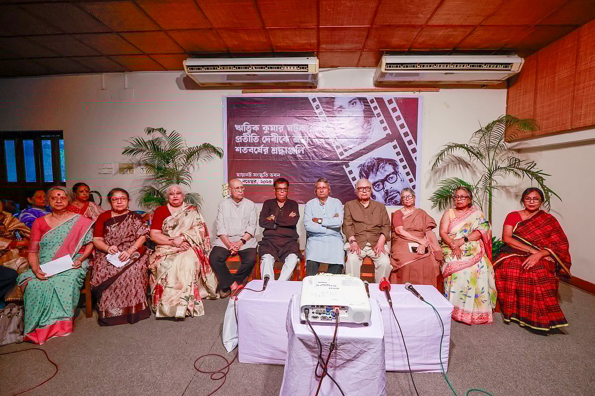 ঋত্বিক কুমার ঘটক ও প্রতীতি দেবীর জন্মশতবর্ষের শ্রদ্ধাঞ্জলি অনুষ্ঠানে বিশিষ্টজনেরা প্রখ্যাত এই চলচ্চিত্রকার ও তাঁর বোনের স্মৃতিচারণা করেন। রোববার রাজধানীর ধানমন্ডির ছায়ানট ভবনে