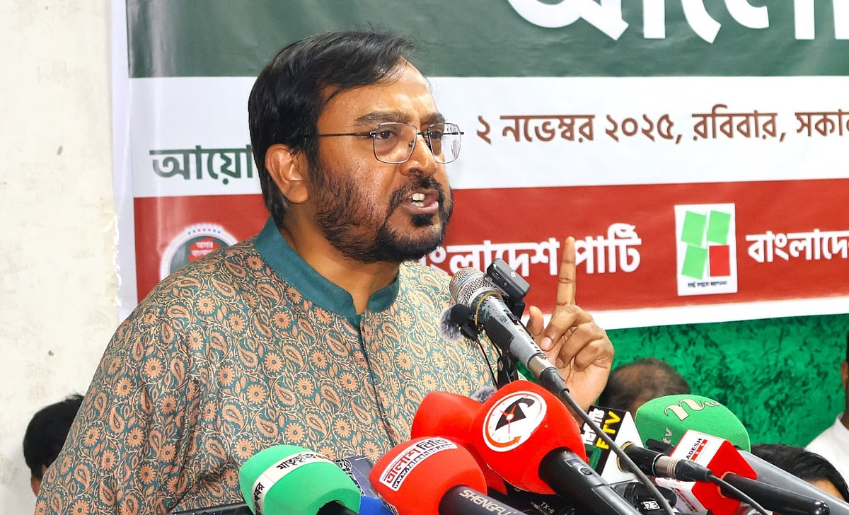 এবি পার্টির চেয়ারম্যান মজিবুর রহমান মঞ্জু। আজ রোববার ডিআরইউ মিলনায়তনে ‘স্বল্প আস্থার সমাজে সংস্কার ও নির্বাচনী ঐক্যের রাজনৈতিক চ্যালেঞ্জ’ শীর্ষক আলোচনা সভায়