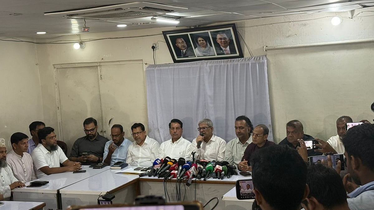 আজ রোববার দুপুরে রাজধানীর নয়াপল্টনে বিএনপির কেন্দ্রীয় কার্যালয়ে দলের মহাসচিব মির্জা ফখরুল ইসলাম আলমগীরের সভাপতিত্বে অনুষ্ঠিত যৌথ সভা শেষে কর্মসূচি ঘোষণা করা হয়