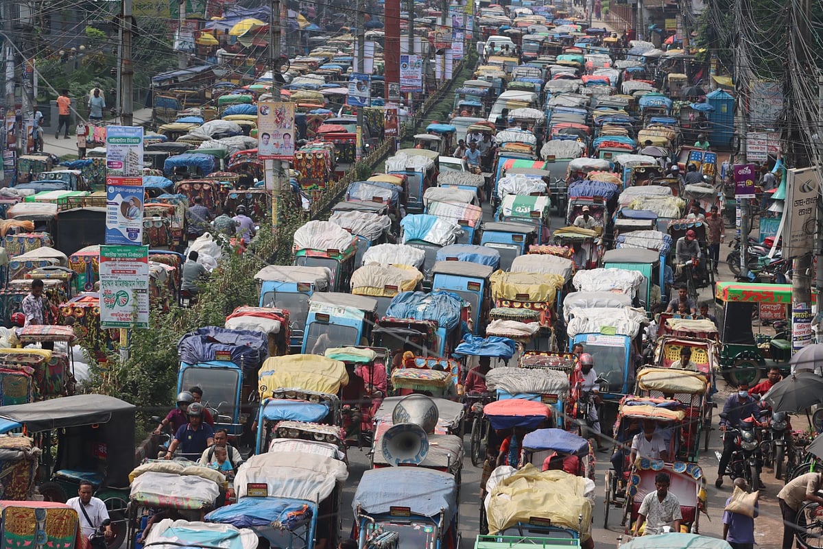 রংপুর নগরে ব্যাটারিচালিত অটোরিকশায় যানজটে স্থবির হয়ে থাকা নগরের সিটি বাজার থেকে জাহাজ কোম্পানি মোড়। গত ৯ অক্টোবর রংপুর নগরের সিটি বাজার এলাকায়