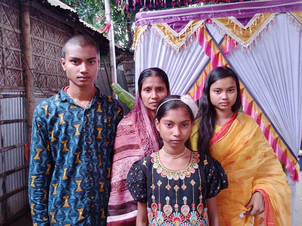 রংপুরে তারাগঞ্জে উন্মত্ত একদল লোকের পিটুনিতে নিহত রূপলাল দাসের মেয়ে নূপুর রানীর বিয়ে আজ। বাড়ির সামনে নতুন পোশাক পরে তাঁর স্ত্রী-সন্তানেরা