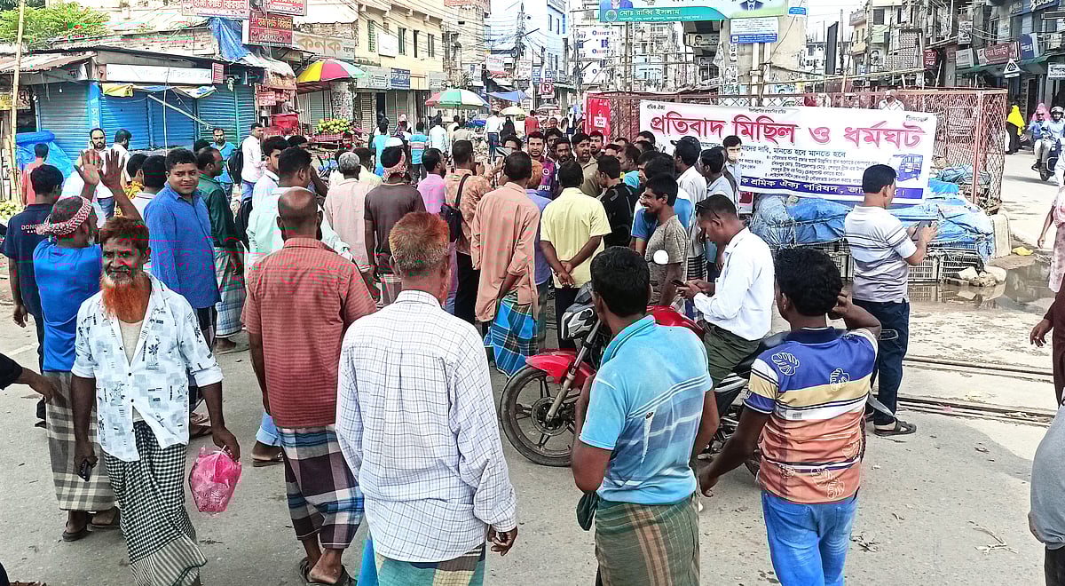 জামালপুর শহরে ইজিবাইকের লাইসেন্স ফি বৃদ্ধির প্রতিবাদ ও পাঁচ দফা দাবিতে ধর্মঘট শুরু করেছেন চালক ও মালিকেরা। আজ রোববার সকাল সাড়ে ১০টার দিকে শহরের গেটপাড় এলাকায়
