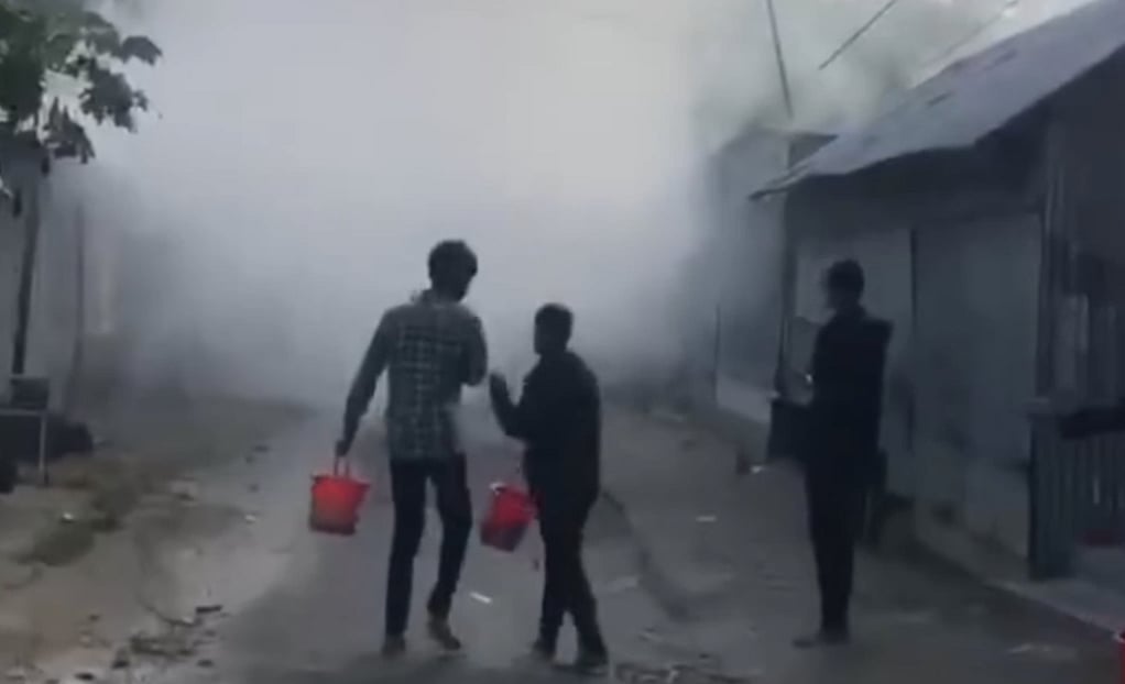 বালতিতে করে ককটেল ছুড়ে সংঘর্ষের ঘটনা ঘটেছে শরীয়তপুরের জাজিরার বিলাসপুরে