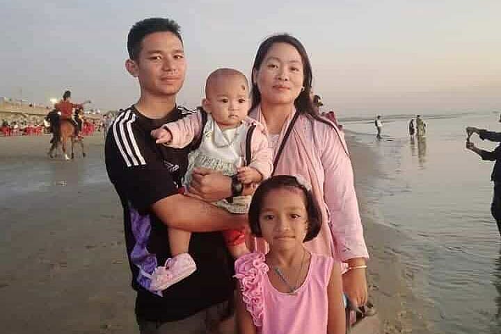 স্ত্রী ও সন্তাদের সঙ্গে পাইচি থোয়াই মারমা