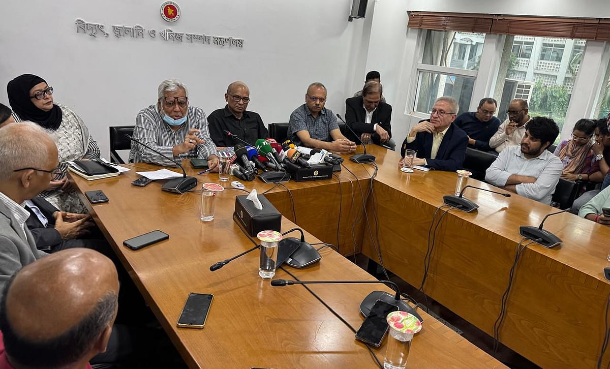 বিদ্যুৎ ও জ্বালানি খাতে গত সরকারের করা চুক্তিগুলো পর্যালোচনা করে একটি অন্তর্বর্তী প্রতিবেদন আজ বিদ্যুৎ, জ্বালানি ও খনিজ সম্পদ মন্ত্রণালয়ে জমা দিয়েছে চুক্তি পর্যালোচনা কমিটি। প্রতিবেদন জমার পর মন্ত্রণালয়ের সভাকক্ষে সংবাদ সম্মেলনে সাংবাদিকদের বিভিন্ন প্রশ্নের উত্তর দেন কমিটির সদস্যরা