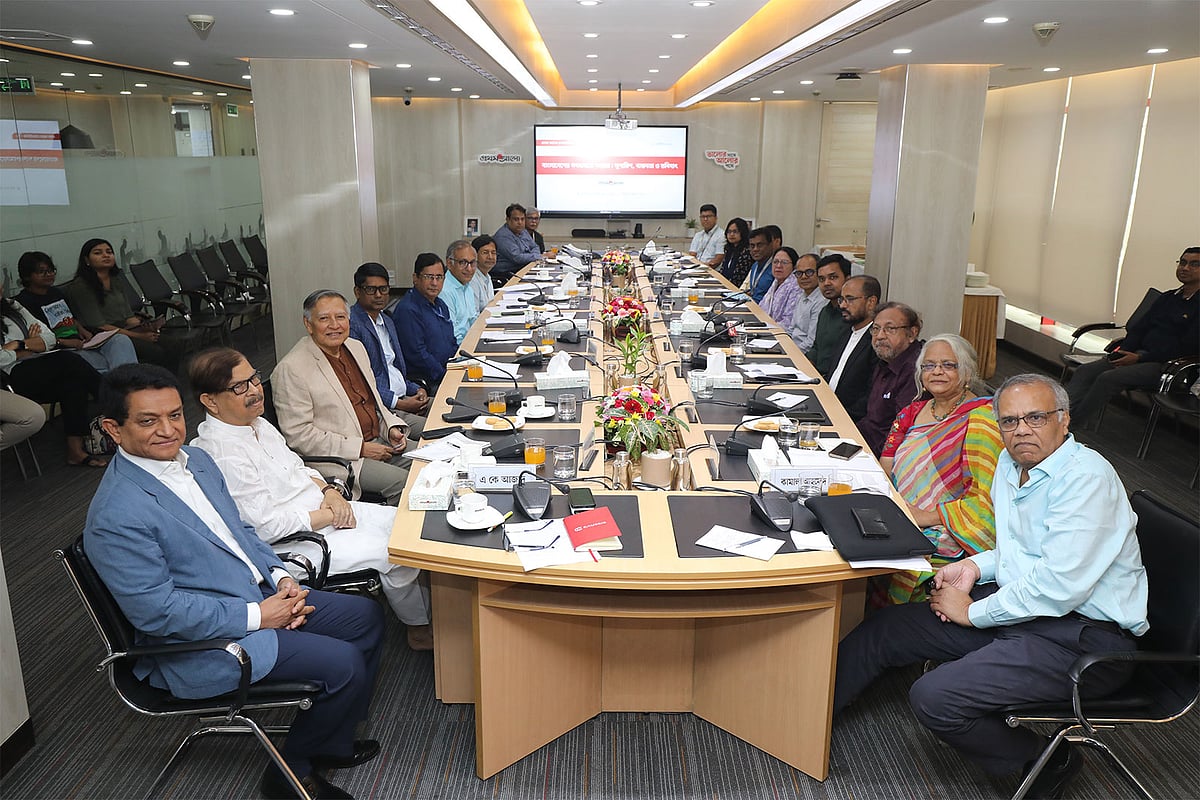 প্রথম আলোর আয়োজনে ‘বাংলাদেশের গণমাধ্যমে সংস্কার: সুপারিশ, বাস্তবতা ও ভবিষ্যৎ’ শীর্ষক গোলটেবিল বৈঠকে অংশগ্রহণকারীরা। ২৯ অক্টোবর ২০২৫, ঢাকার প্রথম আলো কার্যালয়ে