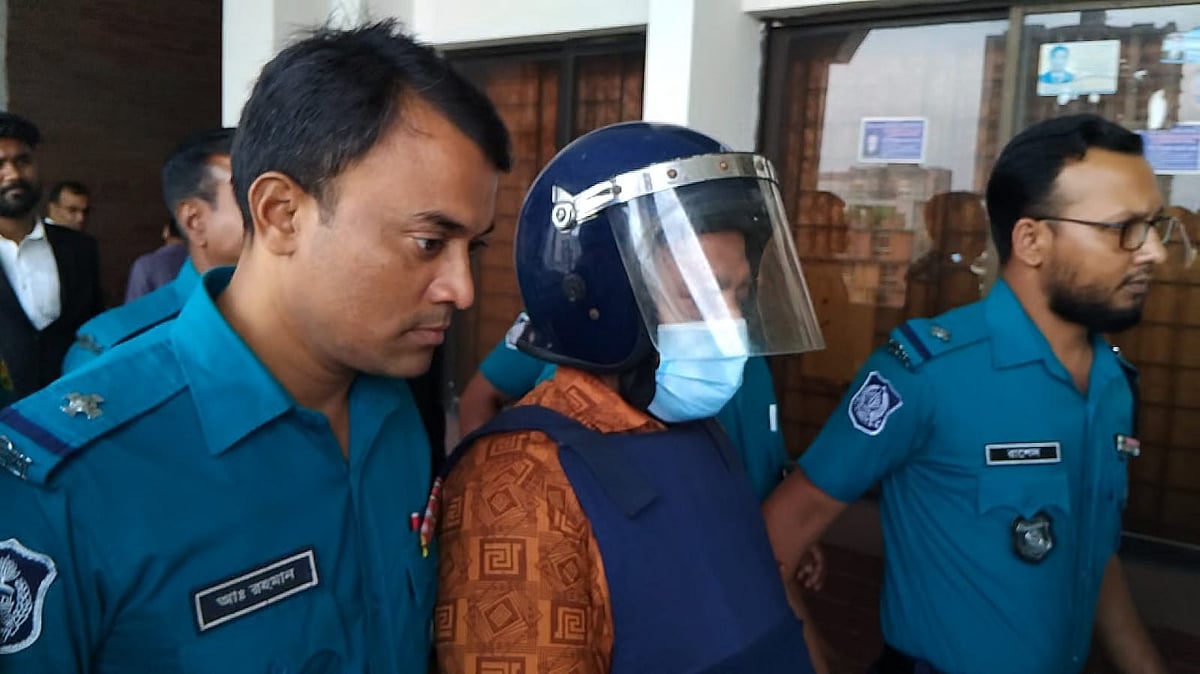 মাথায় হেলমেট ও বুকে বুলেট প্রুফ জ্যাকেট পরিয়ে মোহাম্মদ খুরশীদ আলমকে আদালতে আনা হয়। ২ নভেম্বর ২০২৫