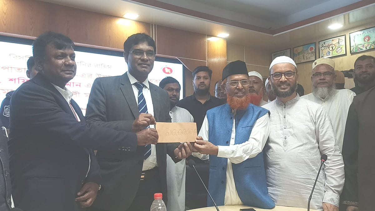 পঞ্চগড় স্বাস্থ্যসেবা তহবিলের জন্য ১০ লাখ টাকা অনুদানের চেক তুলে দেন জামায়াতের নেতারা। আজ রোববার দুপুরে জেলা প্রশাসকের কার্যালয়ের সম্মেলনকক্ষে